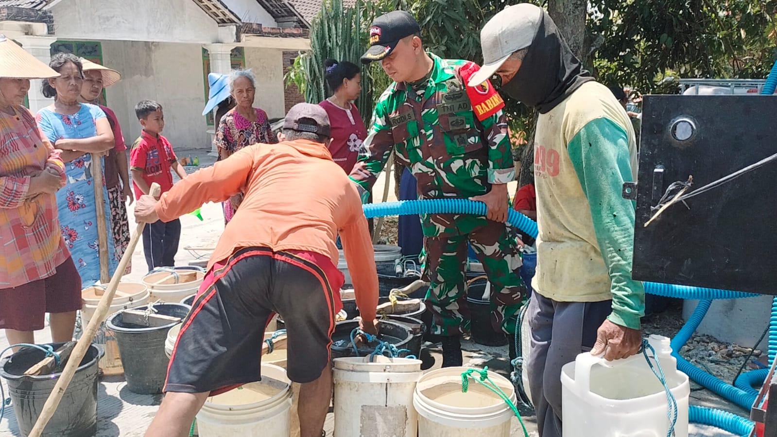 Kodim 0813 Bojonegoro Bagi Bagi Air Bersih 6131